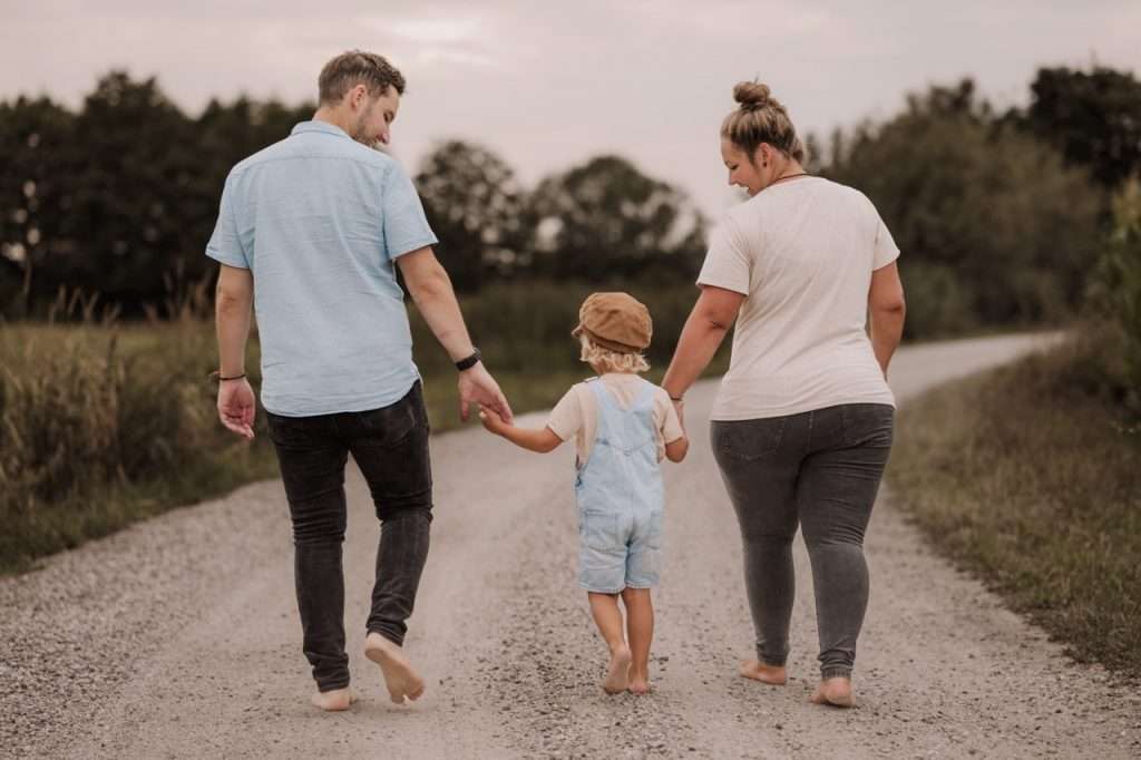 Familienshooting-Altötting-Hand in Hand