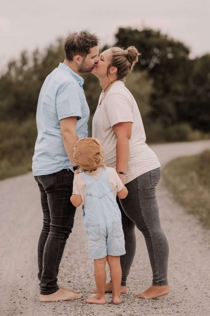 Familienshooting-Altötting-Kuss-Schwanger