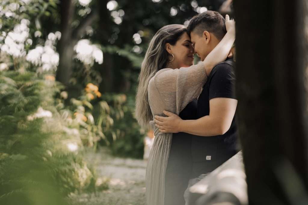 Engagement-Shooting im wunderschönen Wassergarten in Mitterskirchen