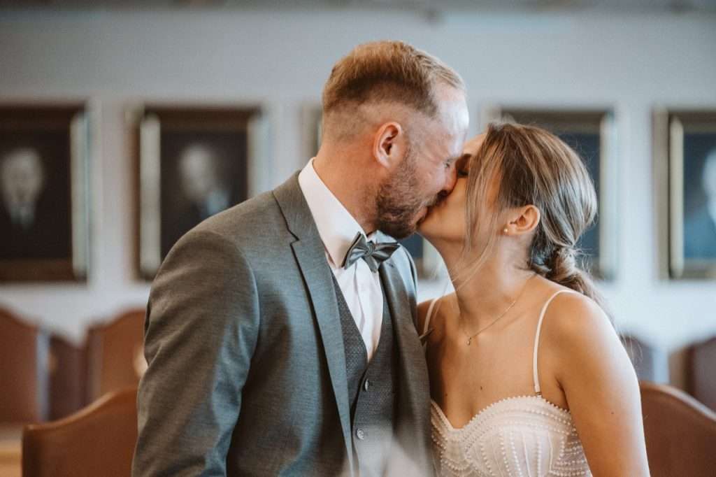 Hochzeitsfotograf-Eggenfelden-Standesamt-Kuss