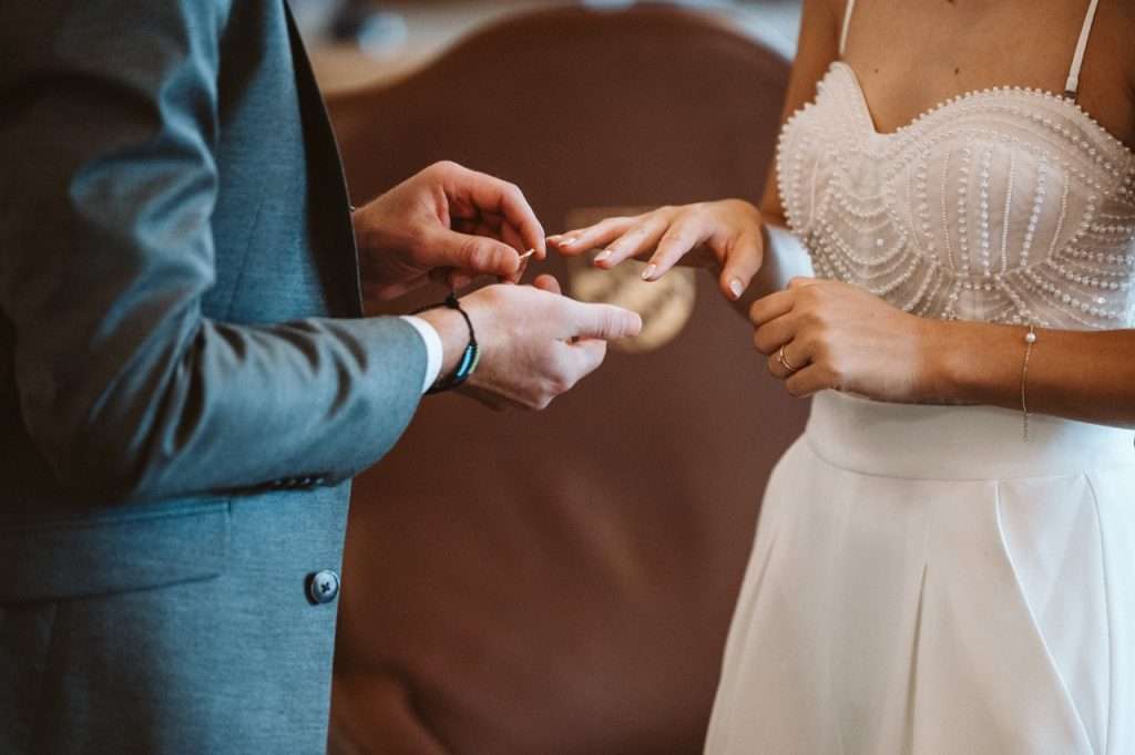Hochzeitsfotograf-Eggenfelden-Standesamt-Ringübergabe
