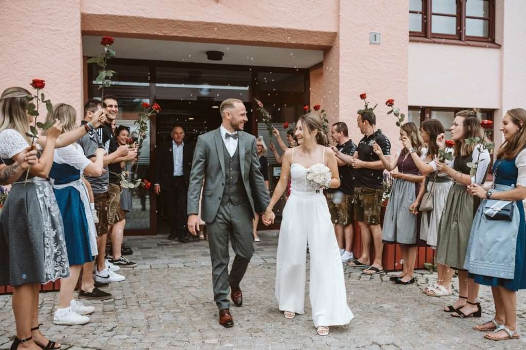 Hochzeitsfotograf-Eggenfelden-Standesamt-Spalierstehen