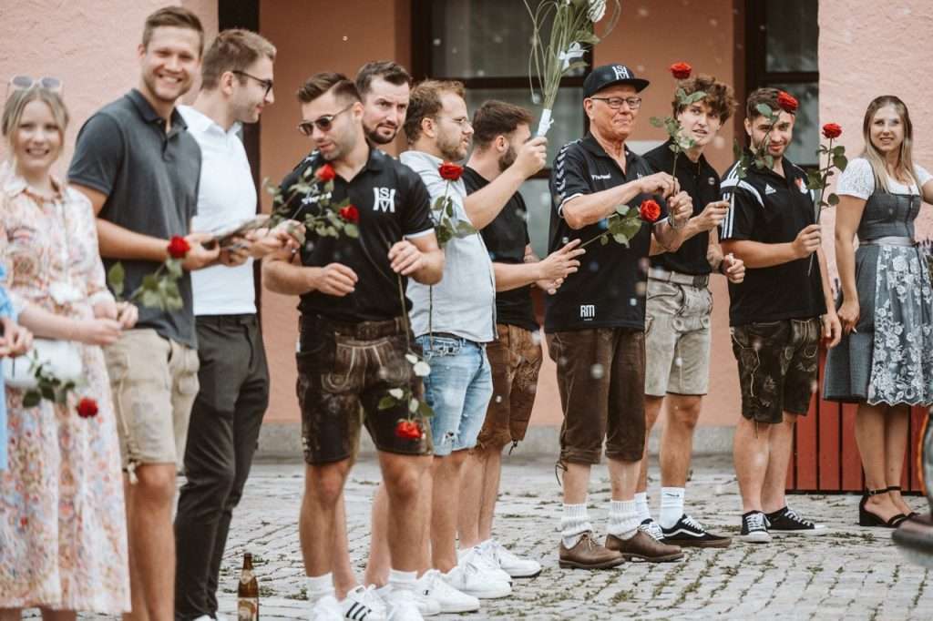 Hochzeitsfotograf-Eggenfelden-Standesamt-Spalierstehen
