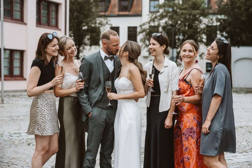 Hochzeitsfotograf-Eggenfelden-Standesamt-Sektempfang-Gruppenfoto