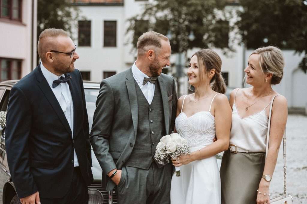 Hochzeitsfotograf-Eggenfelden-Standesamt-Sektempfang-Gruppenfoto