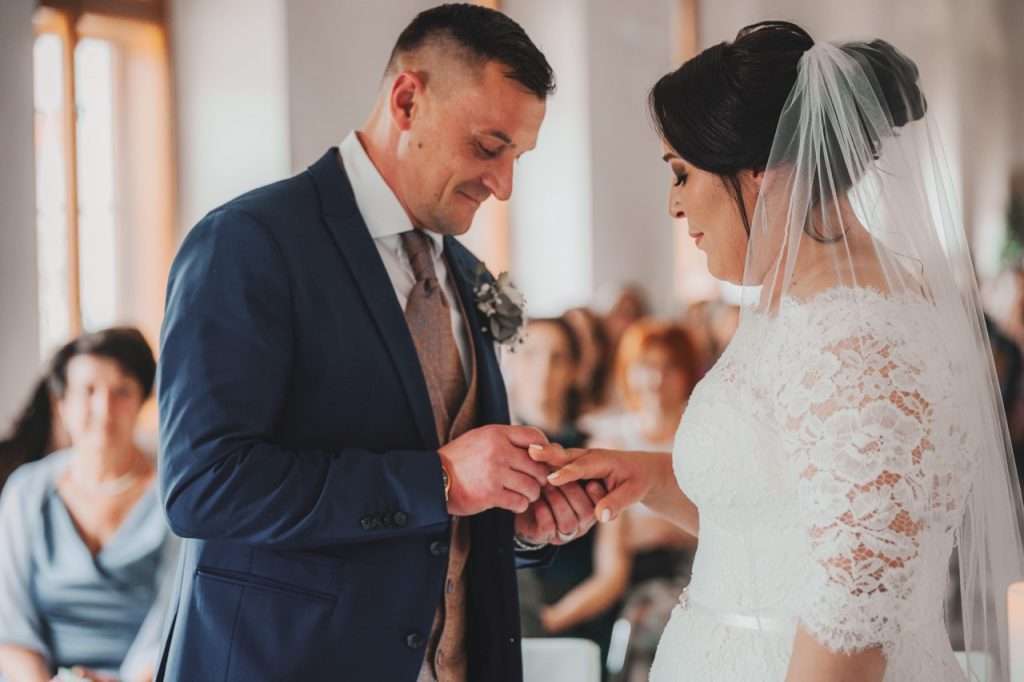 Hochzeitsfotograf-Ranshofen-Österreich-Standesamtliche Trauung-Ringübergabe