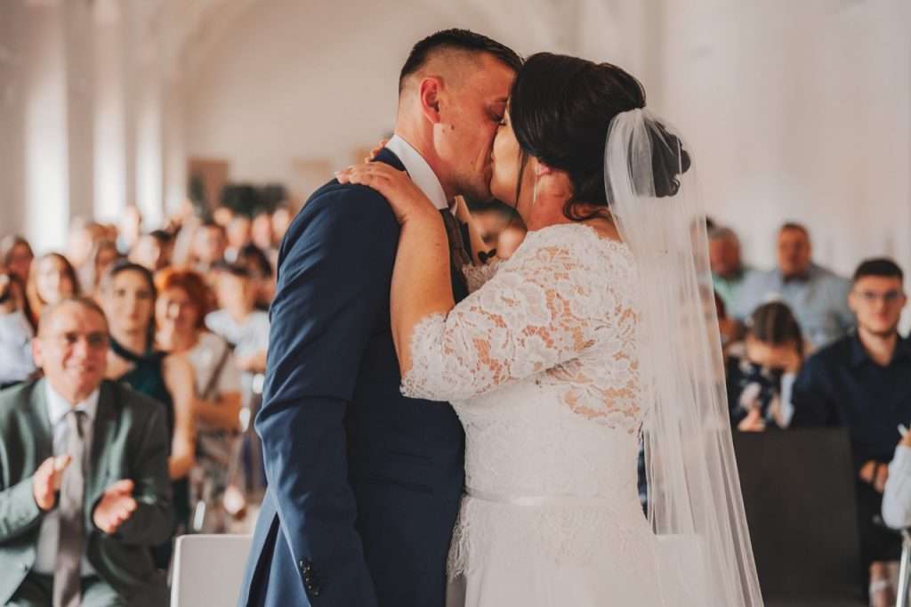 Hochzeitsfotograf-Ranshofen-Österreich-Standesamtliche Trauung-Kuss