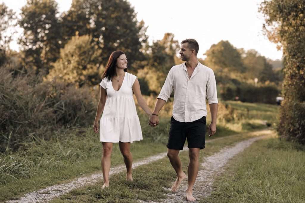 Paarshooting in Wassergarten-Mitterskirchen-Goldene Stunde-Hand in Hand