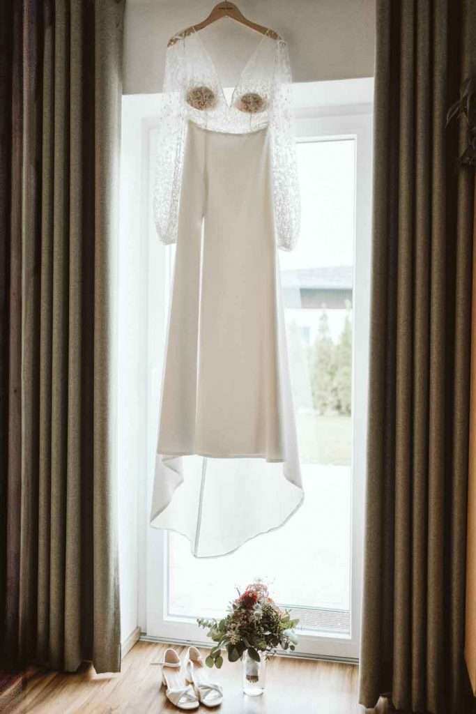 Schöne Aufnahme vom Brautkleid und Brautstrauß