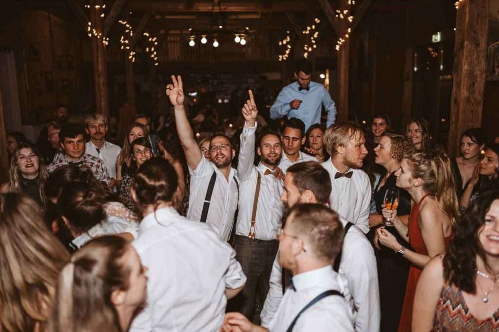 Schöne und Lustige Stimmung bei Hochzeitsfeier